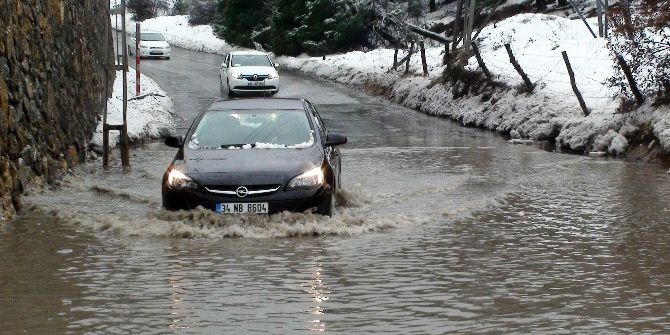 Eriyen Kar Suları Sürücülere Zor Anla Yaşattı