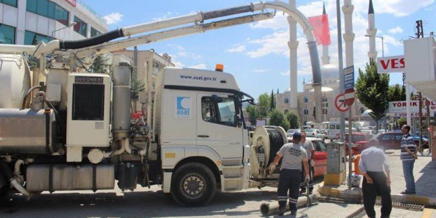 Korkuteli’de Kanallar “Kombi” İle Temizlendi