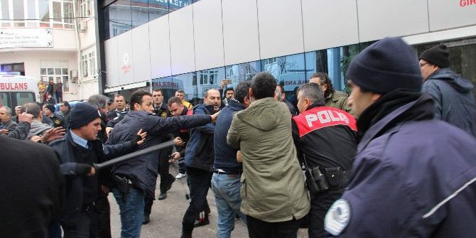 Acil Servis Önünde Arbede: 13 Gözaltı