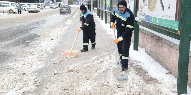 Odunpazarı’nda Biriken Kar Ve Buz Kütleleri Temizleniyor