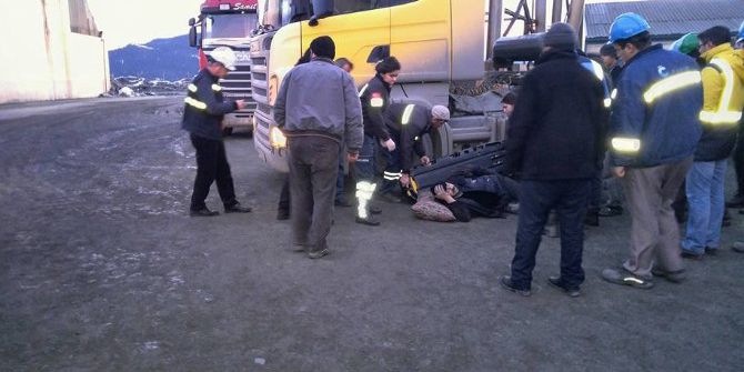 İki Kamyonun Arasında Sıkışan Şoför Yaralandı