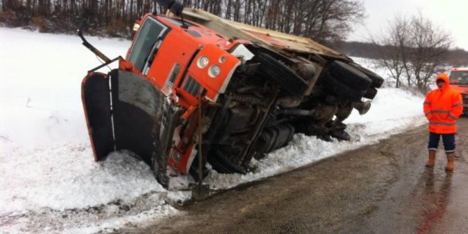 Kar Kürüme Ve Tuzlama Aracı Kaza Yaptı: 1 Yaralı