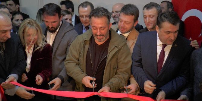 Ünlü Komedyen Cem Yılmaz, İlkokulda Fen Laboratuvarı Açtı