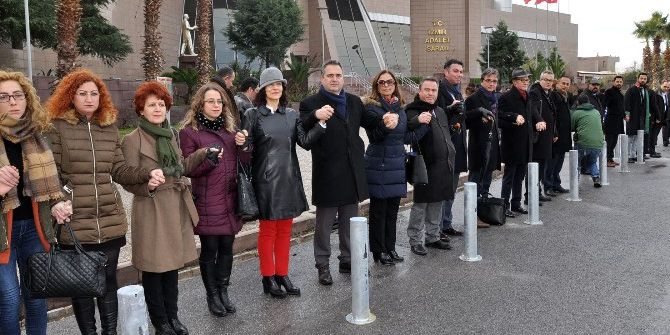 Avukatlar Teröre Karşı Ele Ele Tek Yürek Oldu