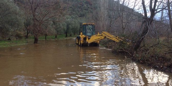 Burhaniye’de Belediyenin Yağmur Mesaisi