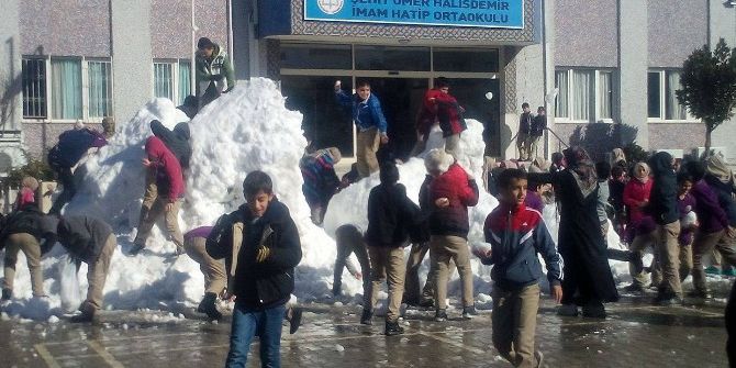 Tarsus’ta Öğrencilerin Kar Sevinci