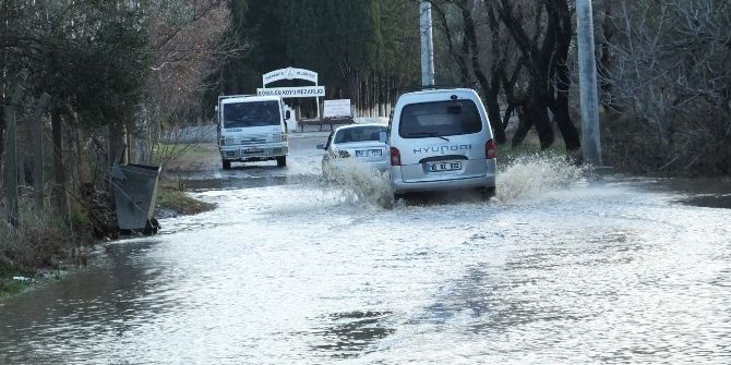 Burhaniye’de Yağmurlar Zeytine İlaç Olurken, Trafiği Aksattı