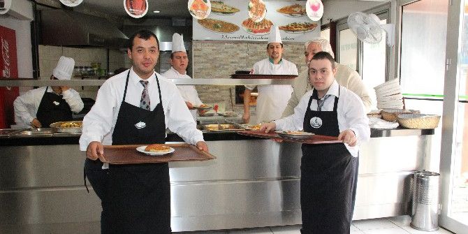 Zihinsel Engelli Öğrenciler Garson Oldu