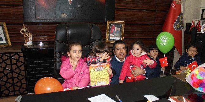 Emniyet Müdürü Alper Çocukları Sevindirdi