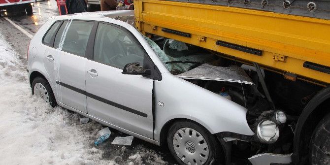 Buz Tutan Yol Kazaya Neden Oldu: 3 Yaralı