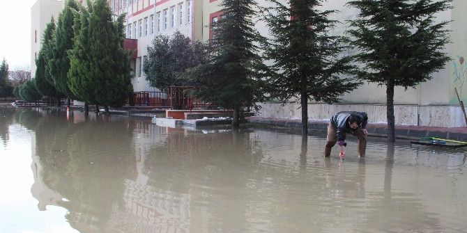 Okul Bahçesi Göle Döndü, Öğrenciler Teneffüse Çıkamadı