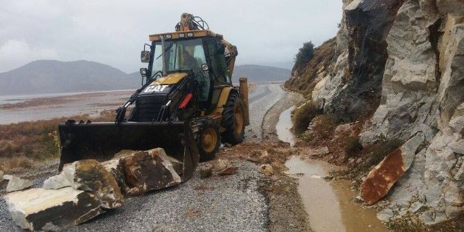 Serçin Kışlak Yoluna Dev Kayalar Yuvarlandı