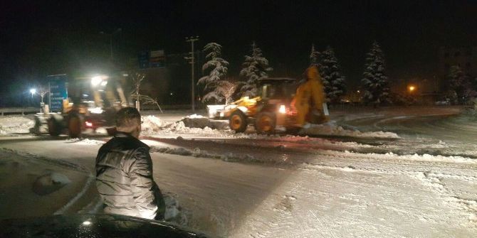 Akşehir’de Kar Temizleme Çalışmaları Sürüyor