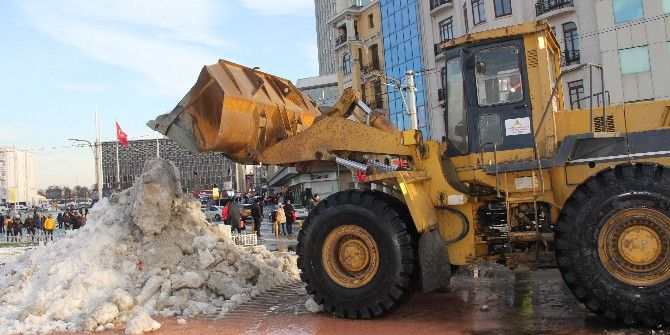 Taksim Meydanı’ndaki Karlar İş Makinaları İle Temizlendi