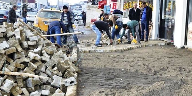 Erciş Belediyesinden Kaldırım Onarım Çalışması