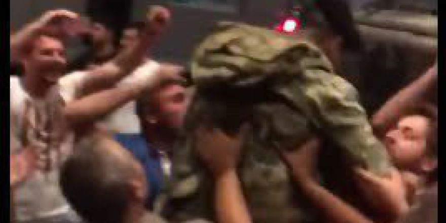 Vatandaşa Silah Doğrultmayan Asker Omuzlara Alındı