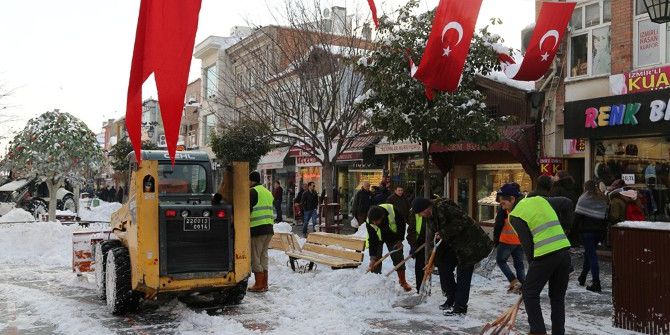 Caddeler Ve Ara Sokaklar Kardan Temizleniyor