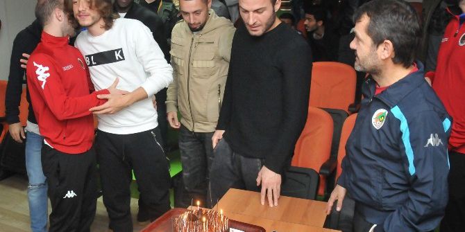 Alanyasporlu Taha Yalçıner’e Doğum Günü Sürprizi