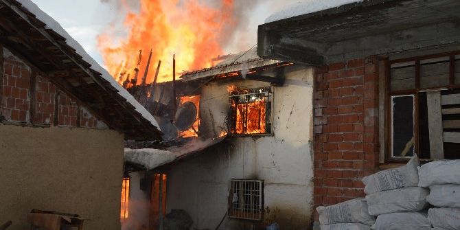 Niksar’da Ev Yangını: 1 Ölü