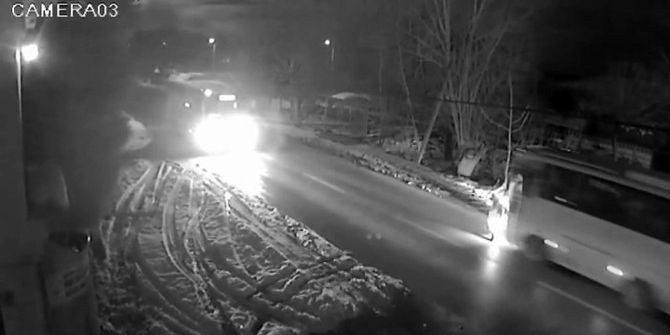 Yolun Karşına Geçen Kadınlara Otobüs Çarptı