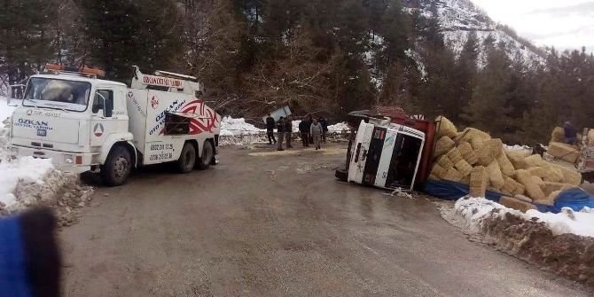 Saman Yüklü Kamyon Devrildi, Yol Trafiğe Kapandı