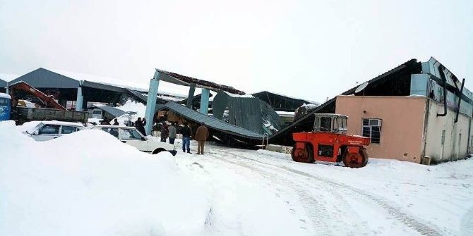 Yoğun Kar Yağışına Dayanamayan Otopark Çöktü