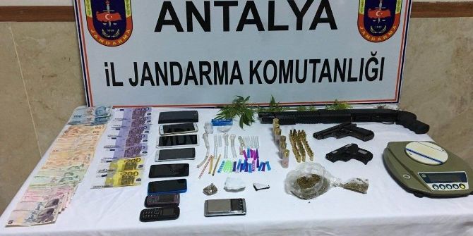 Manavgat’ta Silah, Uyuşturucu Ve Sahte Para Ele Geçirildi