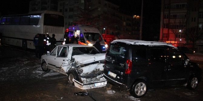 Yozgat’ta Yolcu Otobüsü Kaza Yaptı: 4 Yaralı