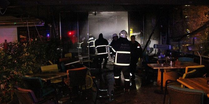 Adana’da Bir Cafe-bar Yandı: 1 Kişi Dumandan Etkilendi