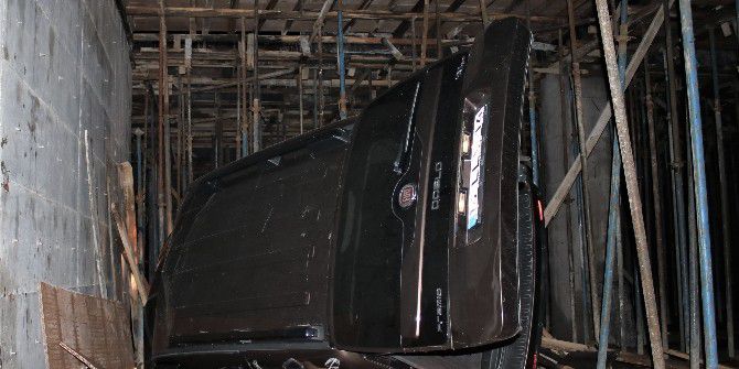 Alkollü Sürücü, Polisten Kaçarken İnşaata Uçtu