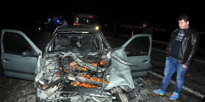 Otomobil, Park Halindeki Kamyona Çarptı: 4 Yaralı