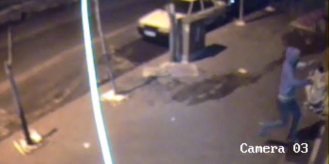 Tekmeyle Camı Kırmaya Çalıştı, Güvenlik Kamerasına Yakalandı