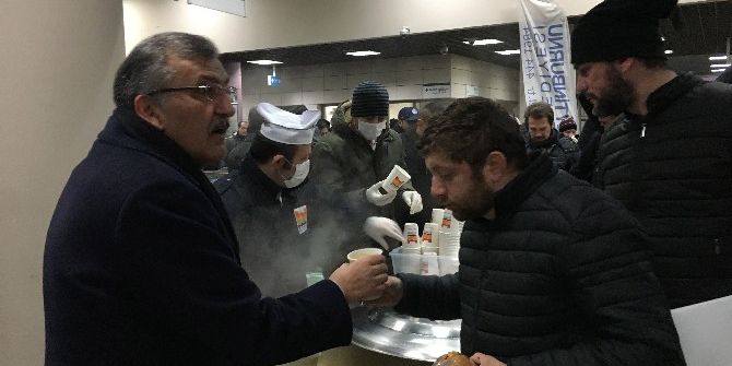 Marmaray’da Vatandaşlara Sabah Çorbası Dağıtıldı