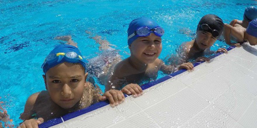 Bayraklı’da Yüzme Havuzu Dolup Taşıyor