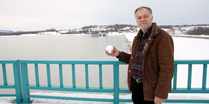 Dereceler -13’ü Görünce Dev Baraj Buzla Kaplandı