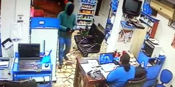 Silahlı Soyguncuya Böyle Direndi