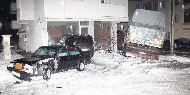 Kar Ve Buzlu Yolda Kayan Kamyon Panik Yaşattı