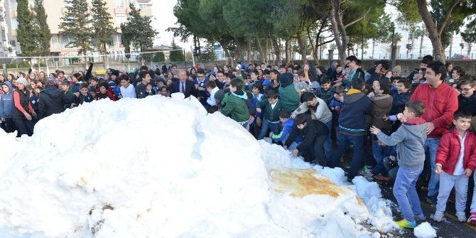 Konyaaltı’nda Okul Bahçesinde Kar Heyecanı