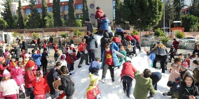 Öğrencilere Kar Sürprizi