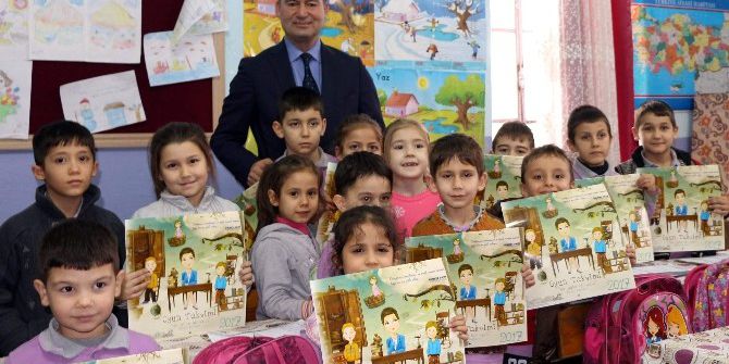 Başkan Akın Öğrencilere Oyun Takvimi Hediye Etti