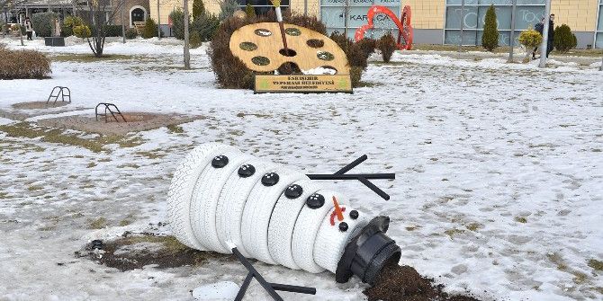 Tahrip Edilen ’Kardan Adam’ Onarıldı