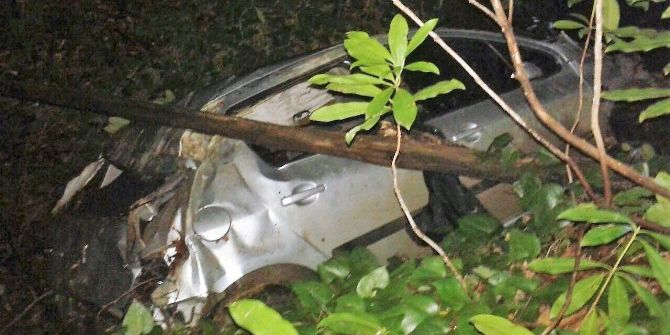 Otomobil 30 Metrelik Uçuruma Yuvarlandı: 3 Yaralı