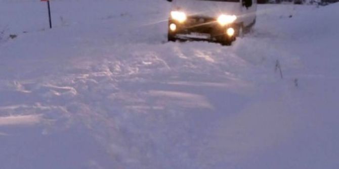 İlçe Yolunun Kapanmasıyla Köylüler Minibüste Mahsur Kaldı