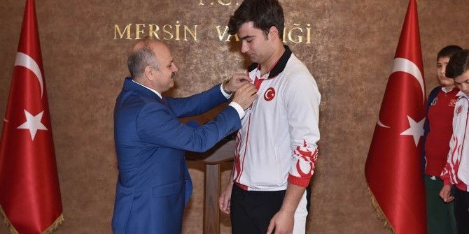 Vali Çakacak, Başarılı Sporcuları Ödüllendirdi