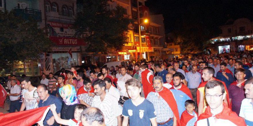 Lapseki’de Demokrasi Nöbeti Devam Ediyor