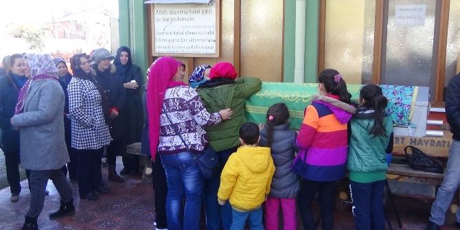 Eşi Tarafından Bıçaklanarak Öldürülen Kadın Son Yolculuğuna Uğurlandı