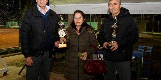 Mezitli’de 3 Ocak Tenis Turnuvası’nın Kazananları Kupalarını Aldı