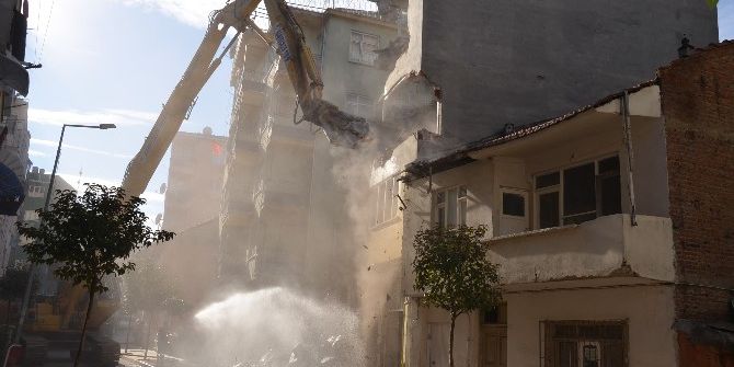 Gemlik’te Riskli Binalar Yıkılıyor