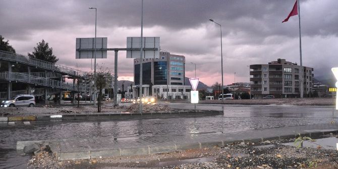 Milas-bodrum Karayolunu Su Bastı
