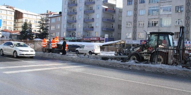 Trafik Kazası Sonrasında Hasar Gören Çitlerin Onarımı Yapılıyor